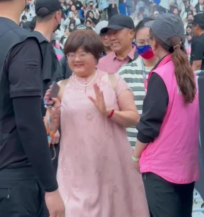 张杰的妈妈爸爸_张杰的爸妈是干什么的_