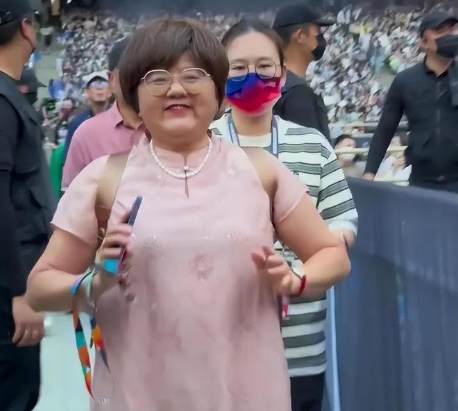 张杰的妈妈爸爸_张杰的爸妈是干什么的_