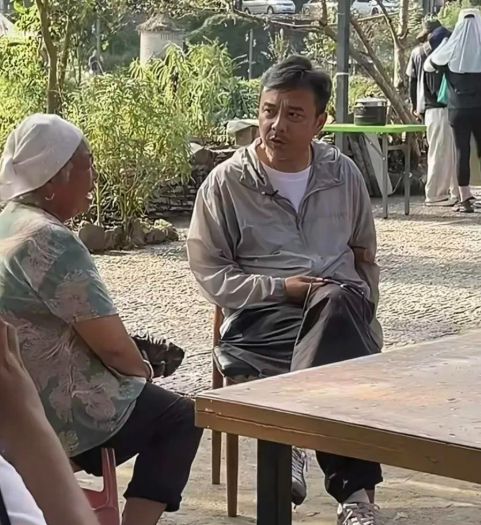 _51岁汪涵街头被偶遇，胡子发白显苍老，大烟斗、槟榔不离手！_51岁汪涵街头被偶遇，胡子发白显苍老，大烟斗、槟榔不离手！