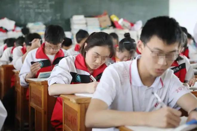孙子和外孙出国，我一人给150000,三年后，两个人表现天壤之别