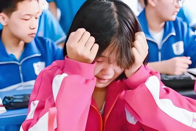 学霸女儿上初中后却沦为差生，班主任：不该让娃在小学“使劲学”
