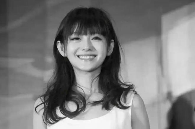 _大S家人强颜合影：S妈头巾掩白发，小S哭肿双眼，具俊晔暴瘦阴郁_大S家人强颜合影：S妈头巾掩白发，小S哭肿双眼，具俊晔暴瘦阴郁