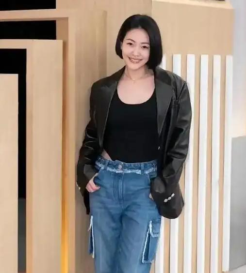 大S家人强颜合影：S妈头巾掩白发，小S哭肿双眼，具俊晔暴瘦阴郁_大S家人强颜合影：S妈头巾掩白发，小S哭肿双眼，具俊晔暴瘦阴郁_
