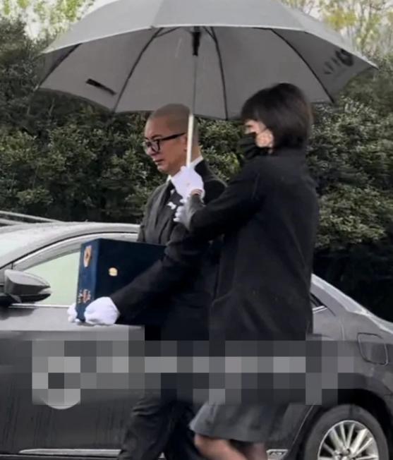 大S家人强颜合影：S妈头巾掩白发，小S哭肿双眼，具俊晔暴瘦阴郁_大S家人强颜合影：S妈头巾掩白发，小S哭肿双眼，具俊晔暴瘦阴郁_