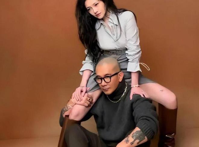 大S家人强颜合影：S妈头巾掩白发，小S哭肿双眼，具俊晔暴瘦阴郁__大S家人强颜合影：S妈头巾掩白发，小S哭肿双眼，具俊晔暴瘦阴郁