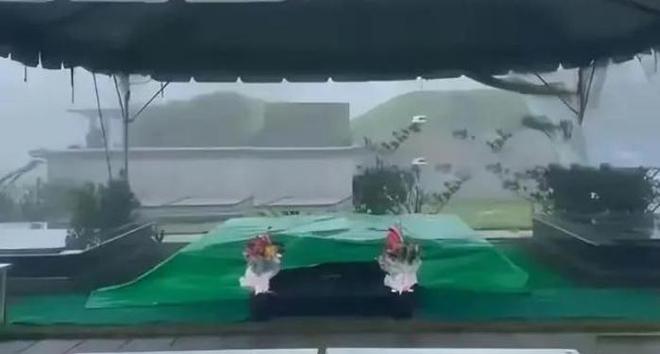 大S家人强颜合影：S妈头巾掩白发，小S哭肿双眼，具俊晔暴瘦阴郁_大S家人强颜合影：S妈头巾掩白发，小S哭肿双眼，具俊晔暴瘦阴郁_