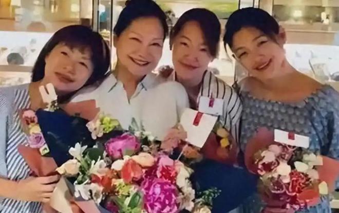 大S家人强颜合影：S妈头巾掩白发，小S哭肿双眼，具俊晔暴瘦阴郁__大S家人强颜合影：S妈头巾掩白发，小S哭肿双眼，具俊晔暴瘦阴郁