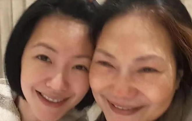 大S家人强颜合影：S妈头巾掩白发，小S哭肿双眼，具俊晔暴瘦阴郁__大S家人强颜合影：S妈头巾掩白发，小S哭肿双眼，具俊晔暴瘦阴郁