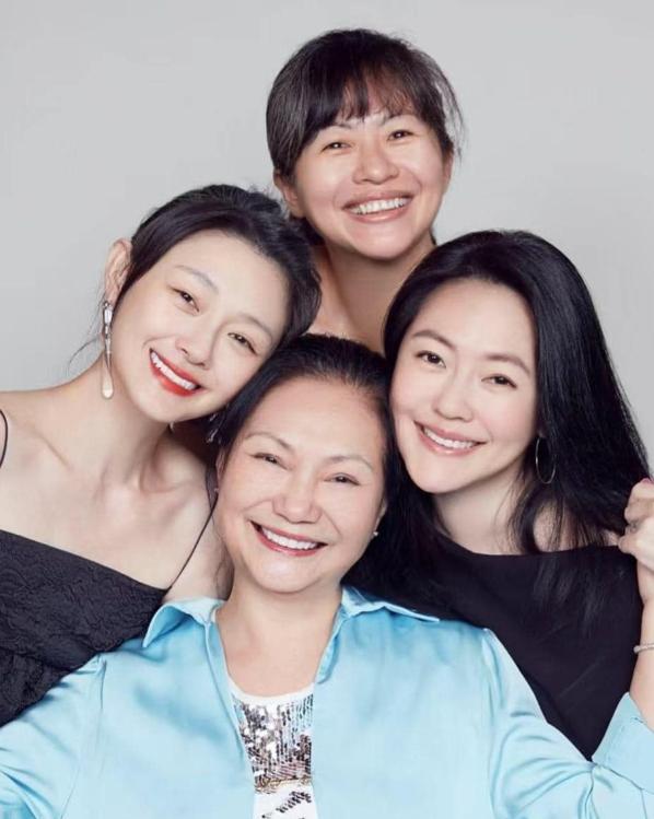 大S家人强颜合影：S妈头巾掩白发，小S哭肿双眼，具俊晔暴瘦阴郁__大S家人强颜合影：S妈头巾掩白发，小S哭肿双眼，具俊晔暴瘦阴郁