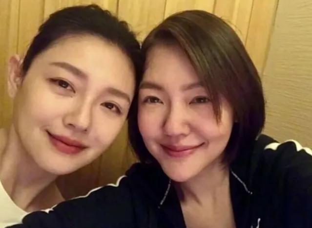 _大S家人强颜合影：S妈头巾掩白发，小S哭肿双眼，具俊晔暴瘦阴郁_大S家人强颜合影：S妈头巾掩白发，小S哭肿双眼，具俊晔暴瘦阴郁