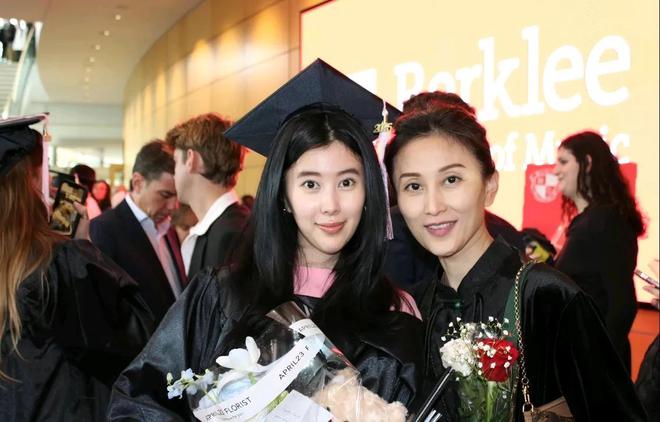 _爸爸为女儿扎头发的说说_秘今日毛.主~席女儿罕见露面