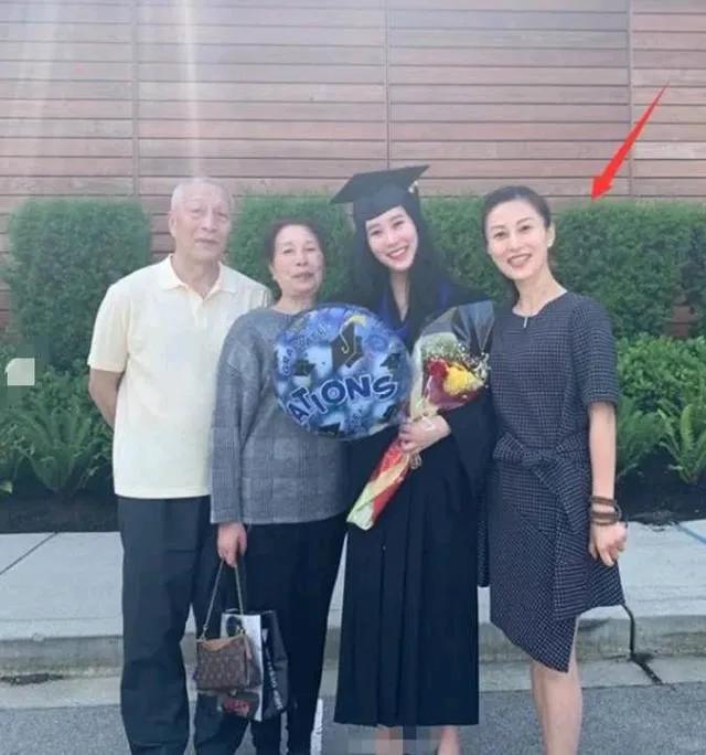 爸爸为女儿扎头发的说说__秘今日毛.主~席女儿罕见露面