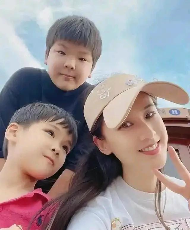 _爸爸为女儿扎头发的说说_秘今日毛.主~席女儿罕见露面