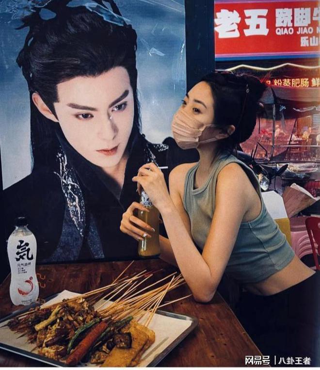鹤为何会吃小鹤_鹤吃鱼图片_