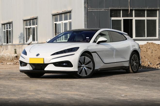 实拍腾势Z9 GT，猎装造型+3.4秒破百，支持800V快充，还有何亮点