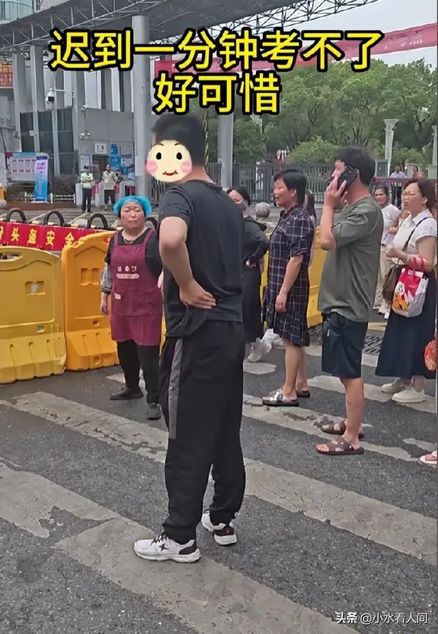 高考迟到1分钟被拒后续！男生含泪独自离开，知情人曝其没有父母__高考迟到1分钟被拒后续！男生含泪独自离开，知情人曝其没有父母