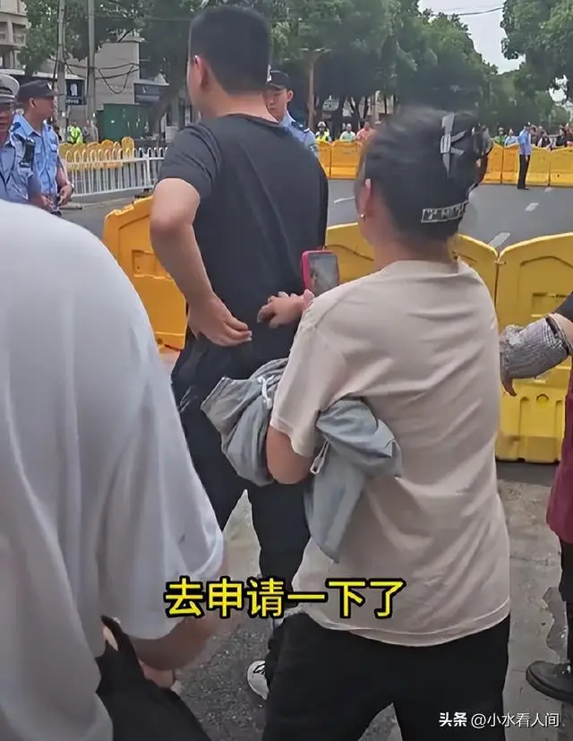 高考迟到1分钟被拒后续！男生含泪独自离开，知情人曝其没有父母_高考迟到1分钟被拒后续！男生含泪独自离开，知情人曝其没有父母_