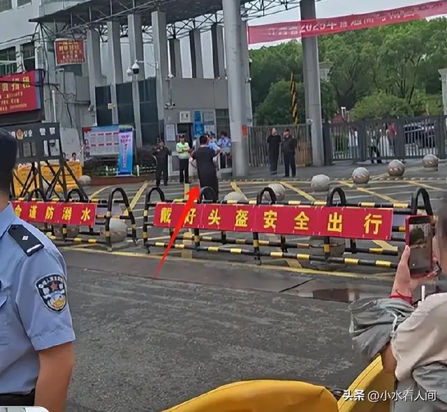 高考迟到1分钟被拒后续！男生含泪独自离开，知情人曝其没有父母_高考迟到1分钟被拒后续！男生含泪独自离开，知情人曝其没有父母_