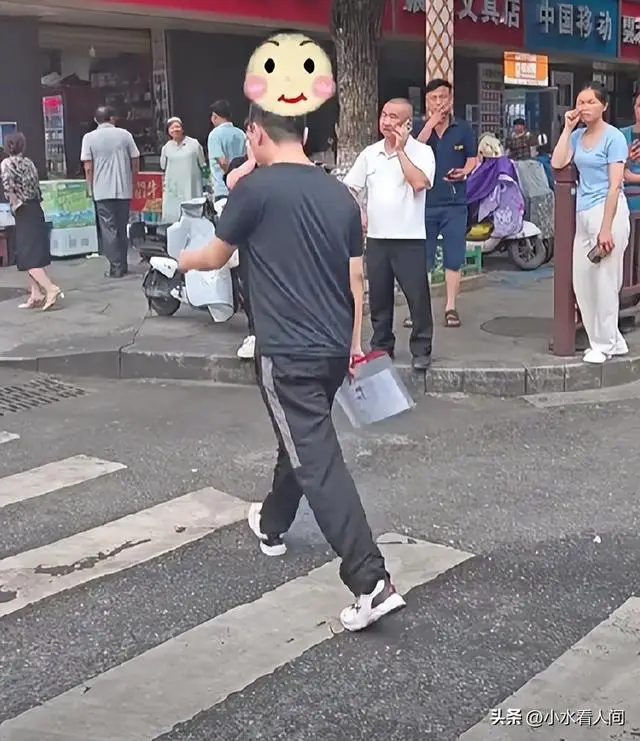 高考迟到1分钟被拒后续！男生含泪独自离开，知情人曝其没有父母__高考迟到1分钟被拒后续！男生含泪独自离开，知情人曝其没有父母