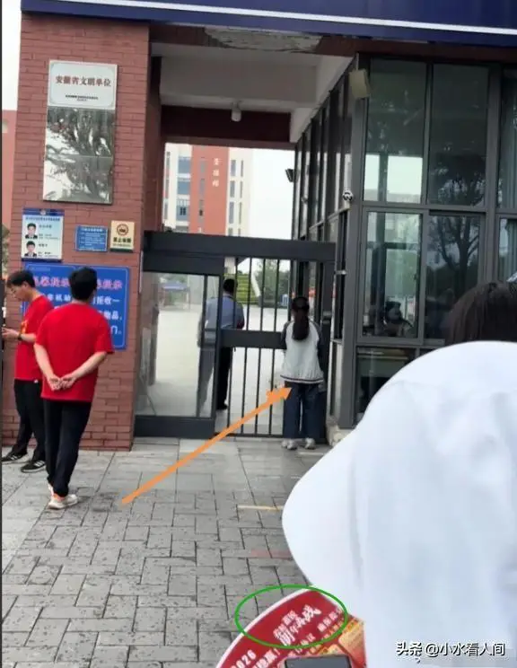 高考迟到1分钟被拒后续！男生含泪独自离开，知情人曝其没有父母_高考迟到1分钟被拒后续！男生含泪独自离开，知情人曝其没有父母_