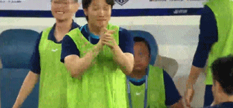 手抢队_国足三球告负垫底_