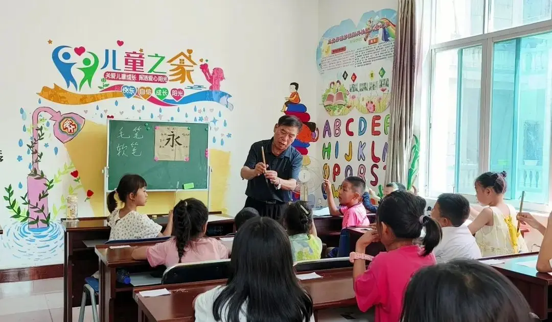 【关爱“一老一小”】一老一小一青春，这个社区暑假超有“戏”