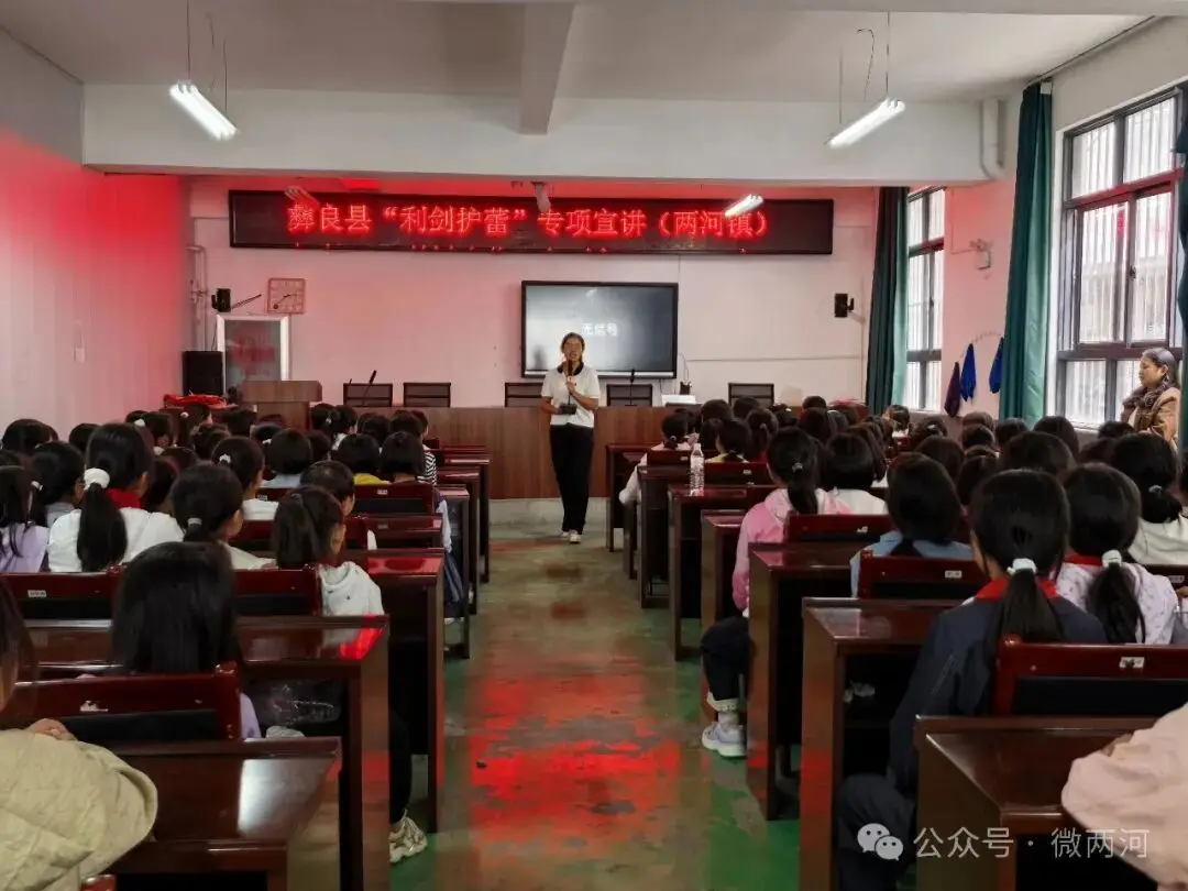 普法进校园报道_普法进校园主题宣讲_
