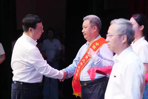 教师颁奖大会__教师盛典庆祝荣誉大会西南举行