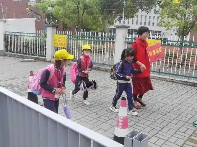 _放学接人的接怎么写_老人接孩子放学作文
