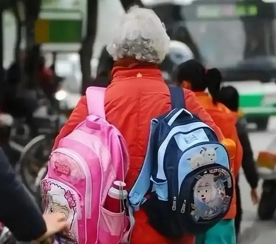 老人接孩子放学作文__放学接人的接怎么写