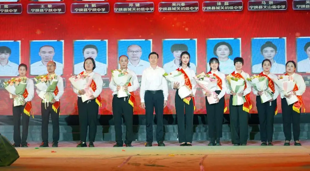 文艺汇演圆满举行_文艺汇演隆重举行_