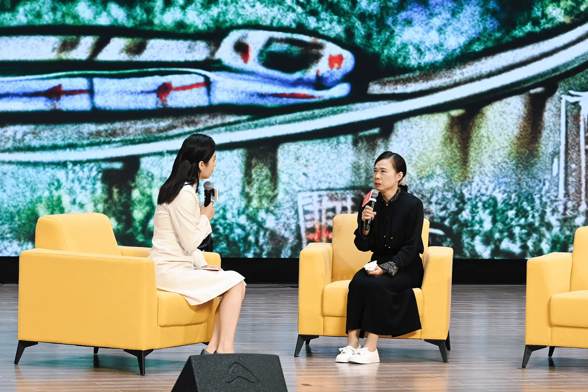 两江新区优秀教师_让我们一起谱写新篇章的英文_