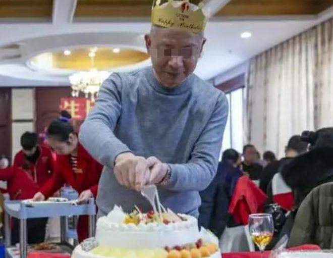 我爸出轨秘书已经45年，我妈不哭不闹，在他70岁生日这天绝地反击