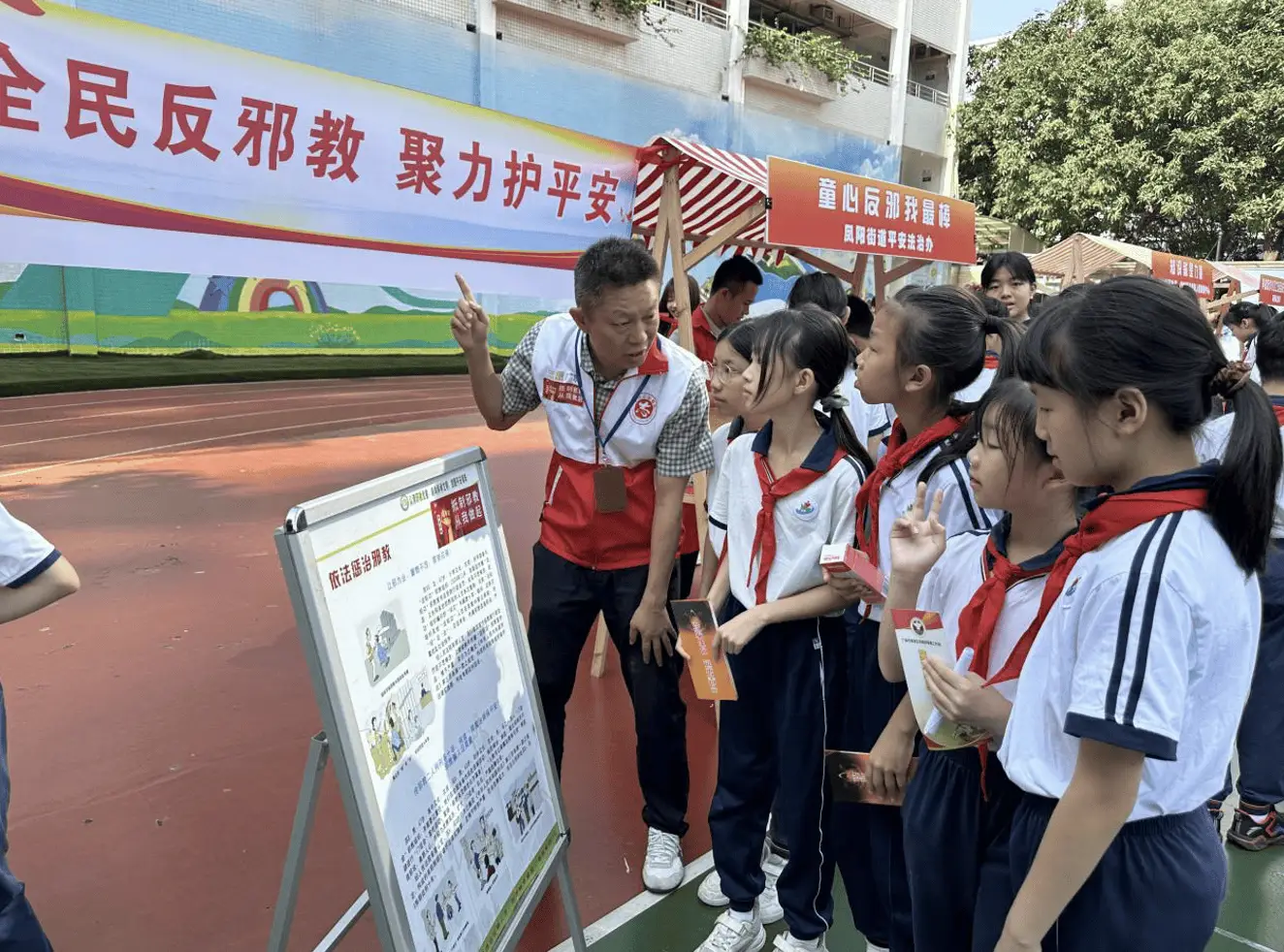“塑家风、陪伴暖苗”家庭教育主题宣传活动走进广州海珠凤阳街道12所中小学_“塑家风、陪伴暖苗”家庭教育主题宣传活动走进广州海珠凤阳街道12所中小学_