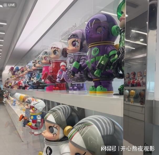 炫富天花板！李湘去泡泡玛特公司扫货，王诗龄抱俩天价玩偶甜笑！__炫富天花板！李湘去泡泡玛特公司扫货，王诗龄抱俩天价玩偶甜笑！
