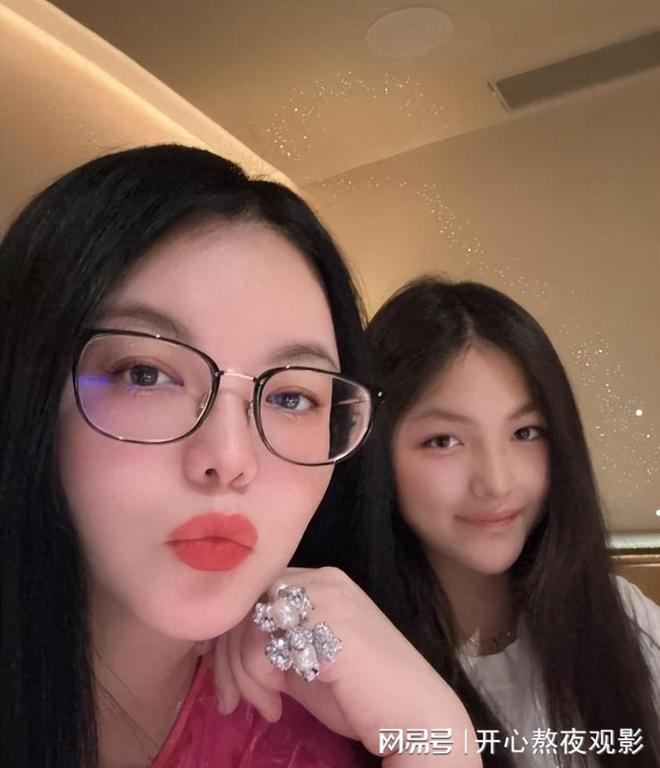 炫富天花板！李湘去泡泡玛特公司扫货，王诗龄抱俩天价玩偶甜笑！_炫富天花板！李湘去泡泡玛特公司扫货，王诗龄抱俩天价玩偶甜笑！_