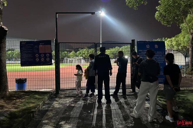 “苏超”狂飙启示录③｜当“南徐州”对上“北徐州”：5元的球票和球场新换的进口草皮__“苏超”狂飙启示录③｜当“南徐州”对上“北徐州”：5元的球票和球场新换的进口草皮