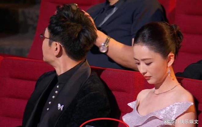 邓超黄晓明同坐无交流，佟丽娅忙着玩手机，私人关系一下就出来了_邓超黄晓明同坐无交流，佟丽娅忙着玩手机，私人关系一下就出来了_