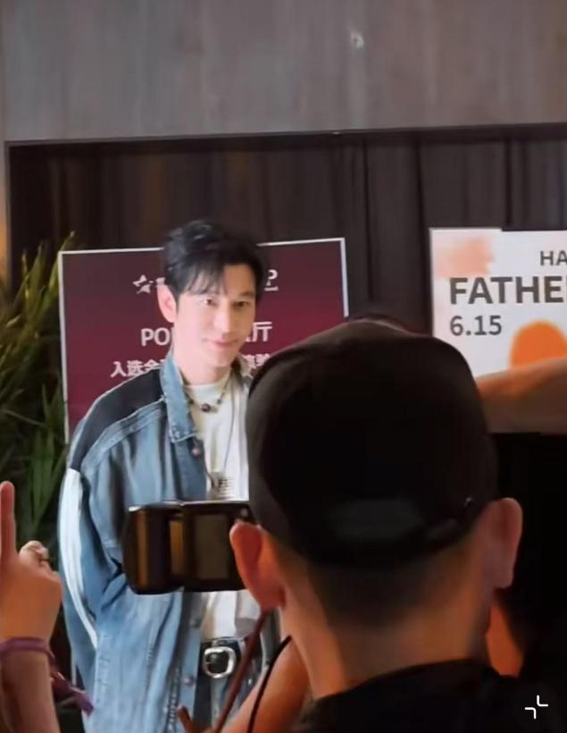 _汪小菲父亲汪则翰_王俊凯霸道的搂女友腰小说
