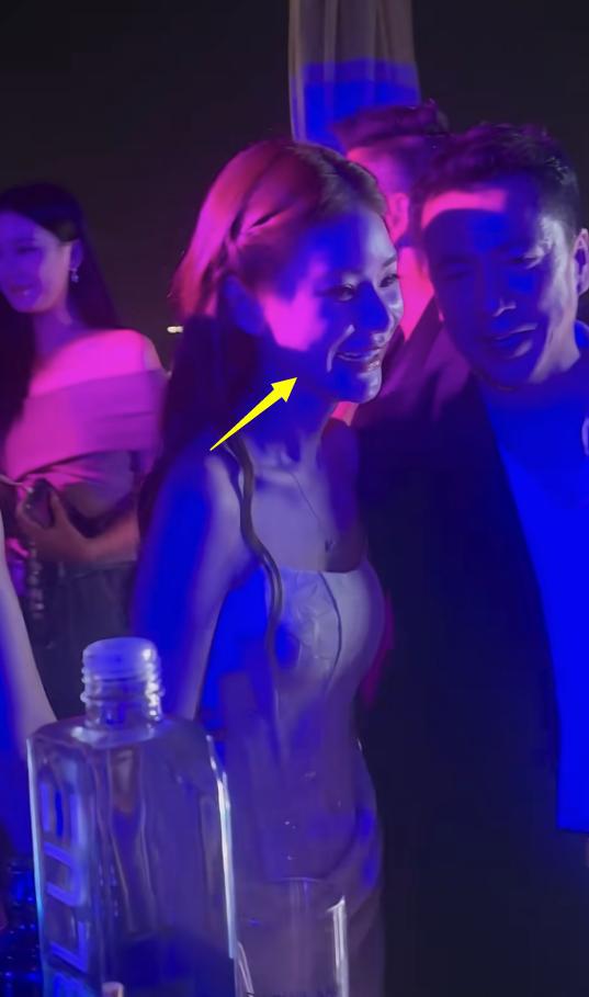 _汪小菲父亲汪则翰_王俊凯霸道的搂女友腰小说
