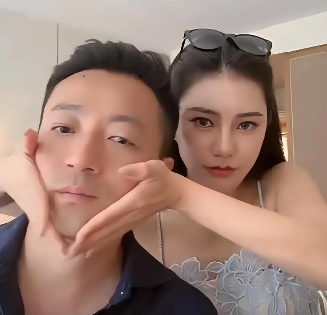 _汪小菲父亲汪则翰_王俊凯霸道的搂女友腰小说
