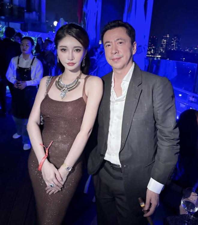 _王俊凯霸道的搂女友腰小说_汪小菲父亲汪则翰