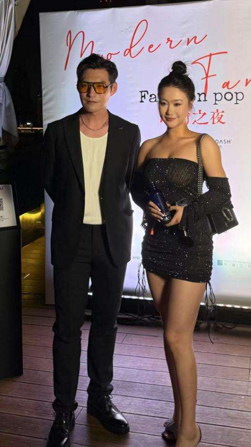 汪小菲父亲汪则翰_王俊凯霸道的搂女友腰小说_