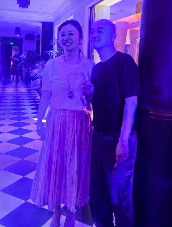 汪小菲父亲汪则翰__王俊凯霸道的搂女友腰小说