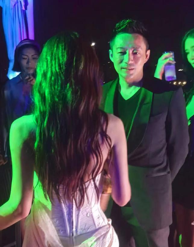 王俊凯霸道的搂女友腰小说__汪小菲父亲汪则翰