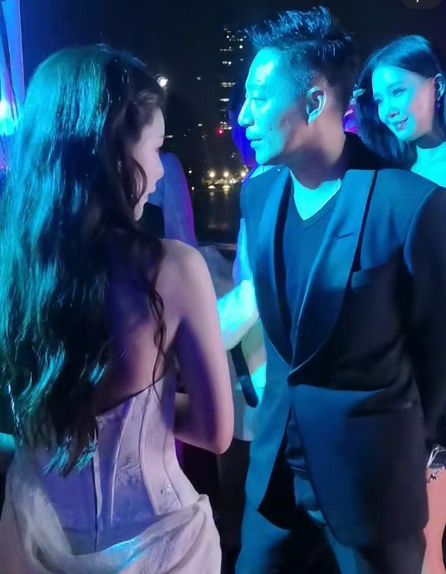_王俊凯霸道的搂女友腰小说_汪小菲父亲汪则翰