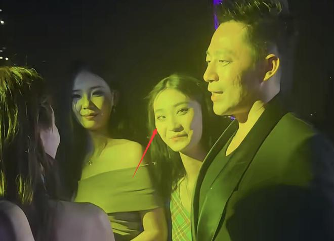 _王俊凯霸道的搂女友腰小说_汪小菲父亲汪则翰