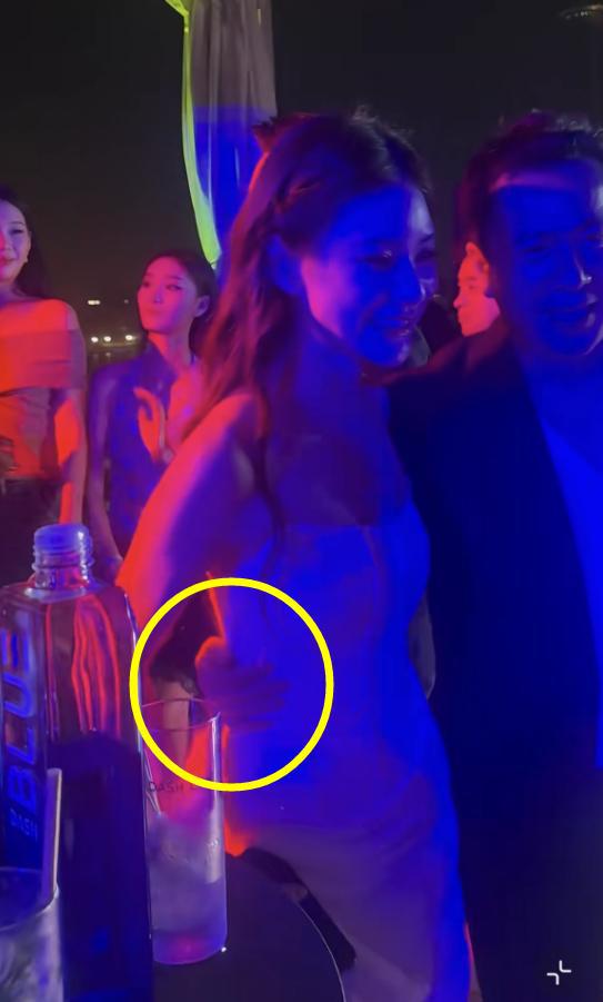 _汪小菲父亲汪则翰_王俊凯霸道的搂女友腰小说
