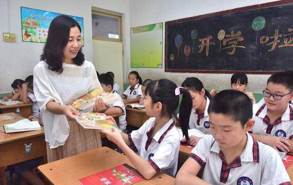 _女教师面对学生和家长严厉异常，磨合之后，她却赢得所有人的认可_女教师面对学生和家长严厉异常，磨合之后，她却赢得所有人的认可