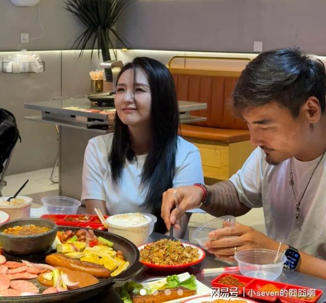 38岁何洁近照曝光，与老公用餐甜蜜又恩爱，越发年轻颜值重回巅峰